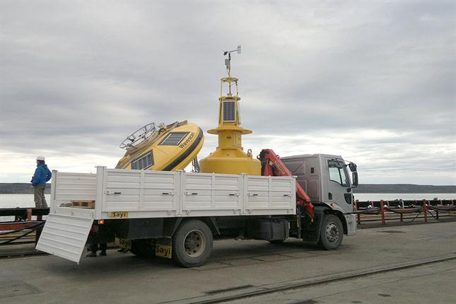 Las boyas que pusieron en el mar Argentino para medir la energía mareomotriz.