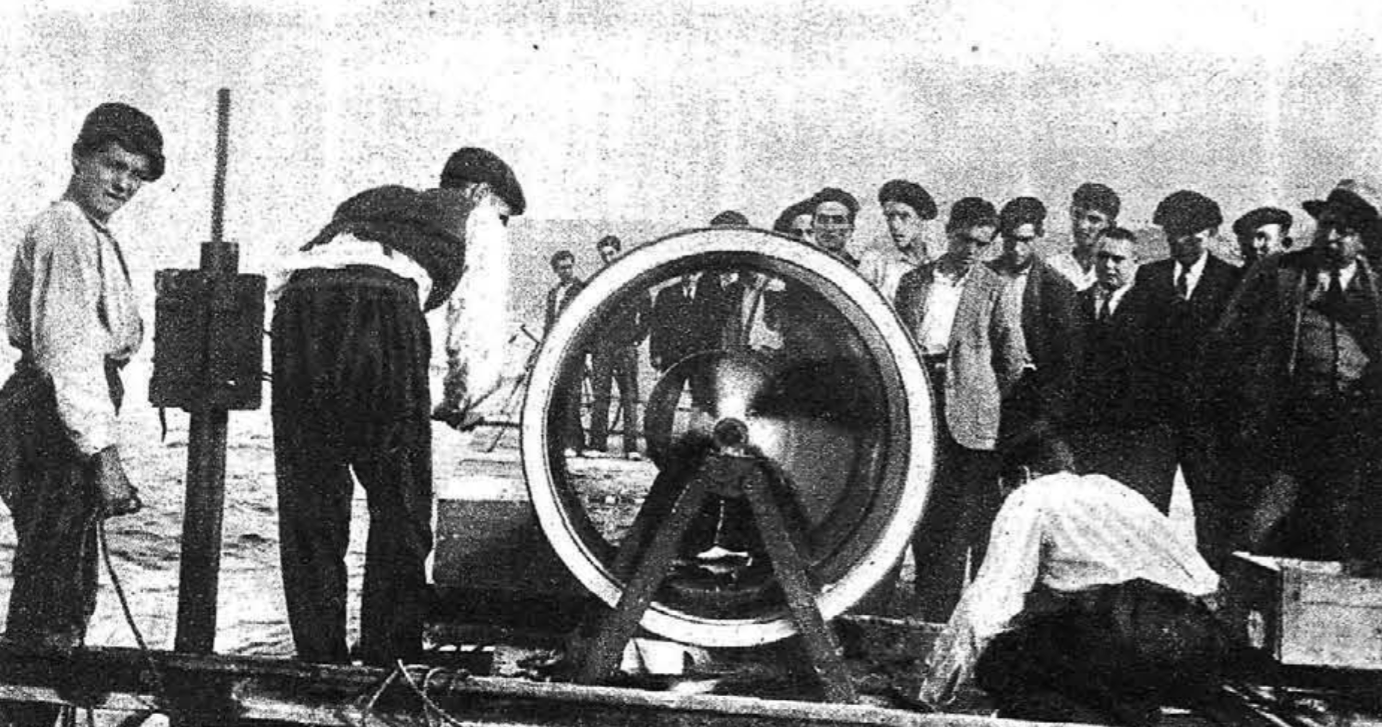 Imagen de las pruebas de la máquina de olas de Manuel López Vélez en 1928 en Castro Urdiales.